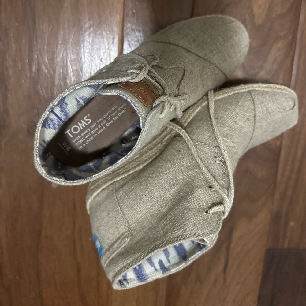 EUC Toms natural ankle bootie.